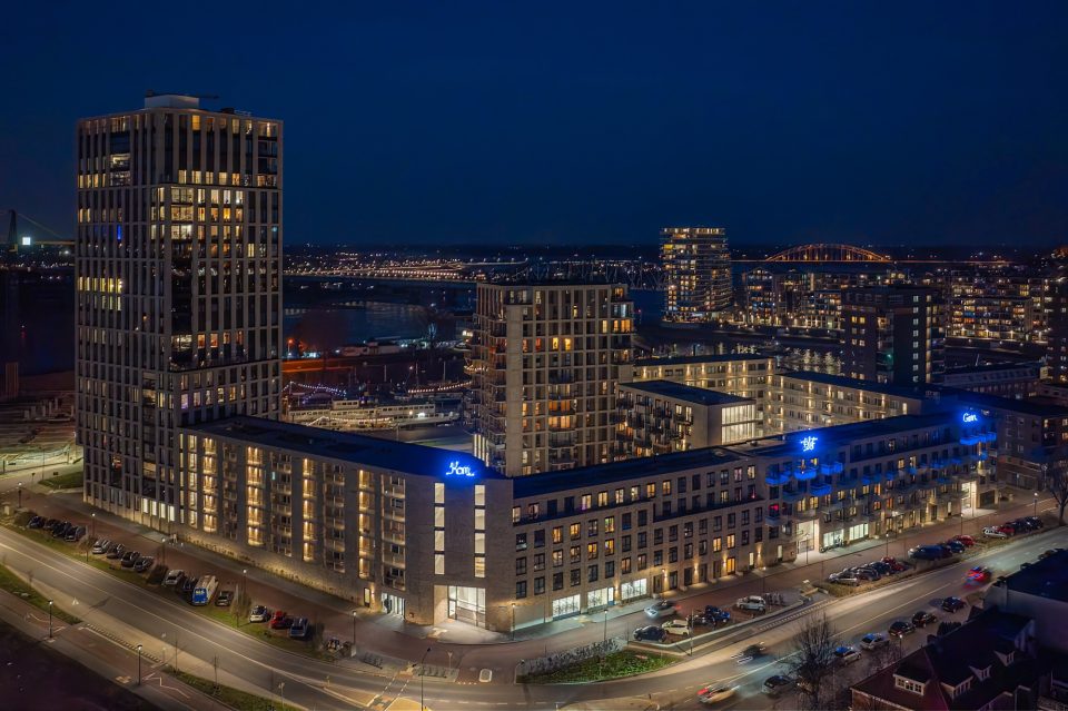 Havenkade voltooid met lichtkunstwerk KOM – BLIJF – GAAN bij de Waal